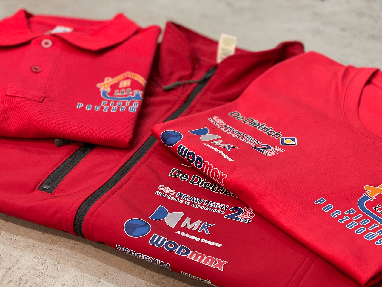 "Korzyści ze znakowania odzieży firmowej – sposób na budowanie profesjonalnego wizerunku i skuteczną reklamę"